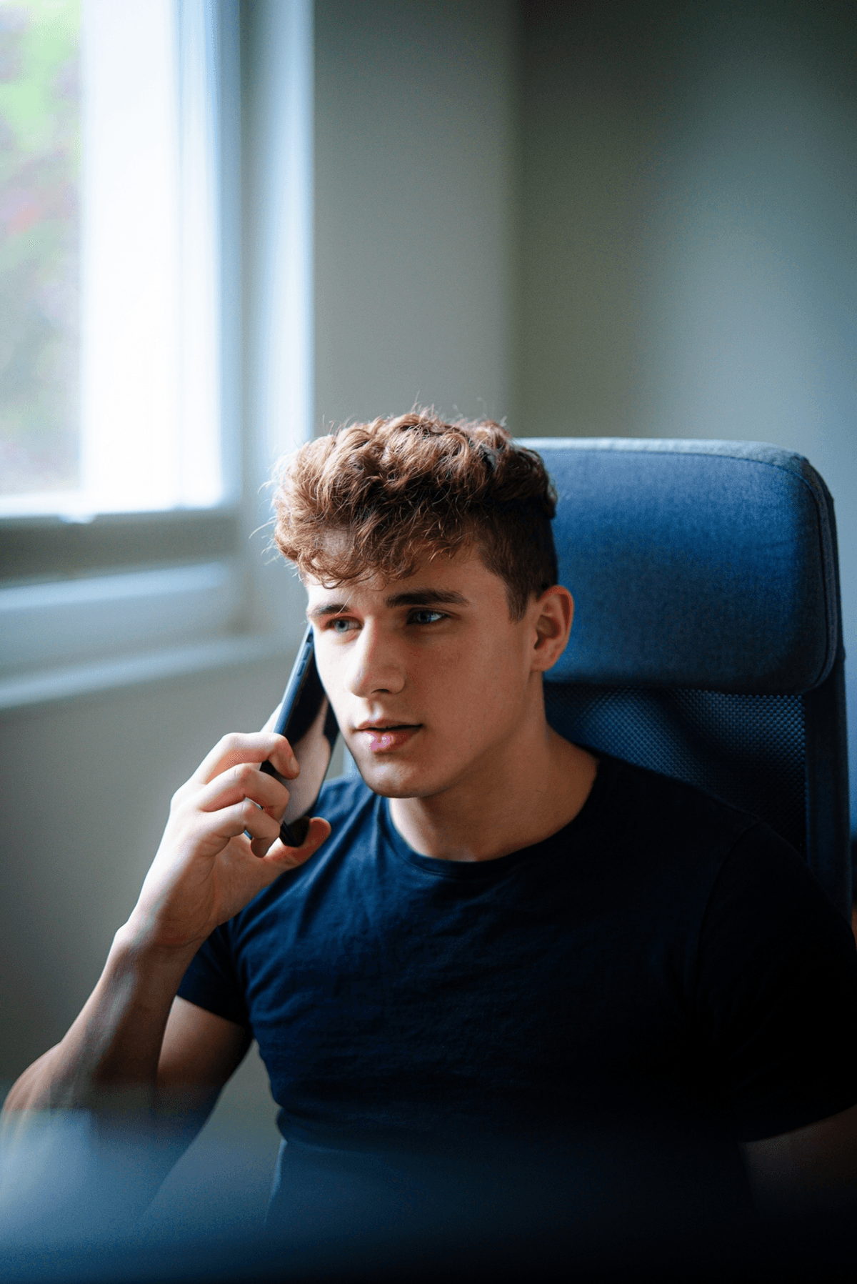 Aaron Schulze am Telefon im Gespräch mit einem Kunden