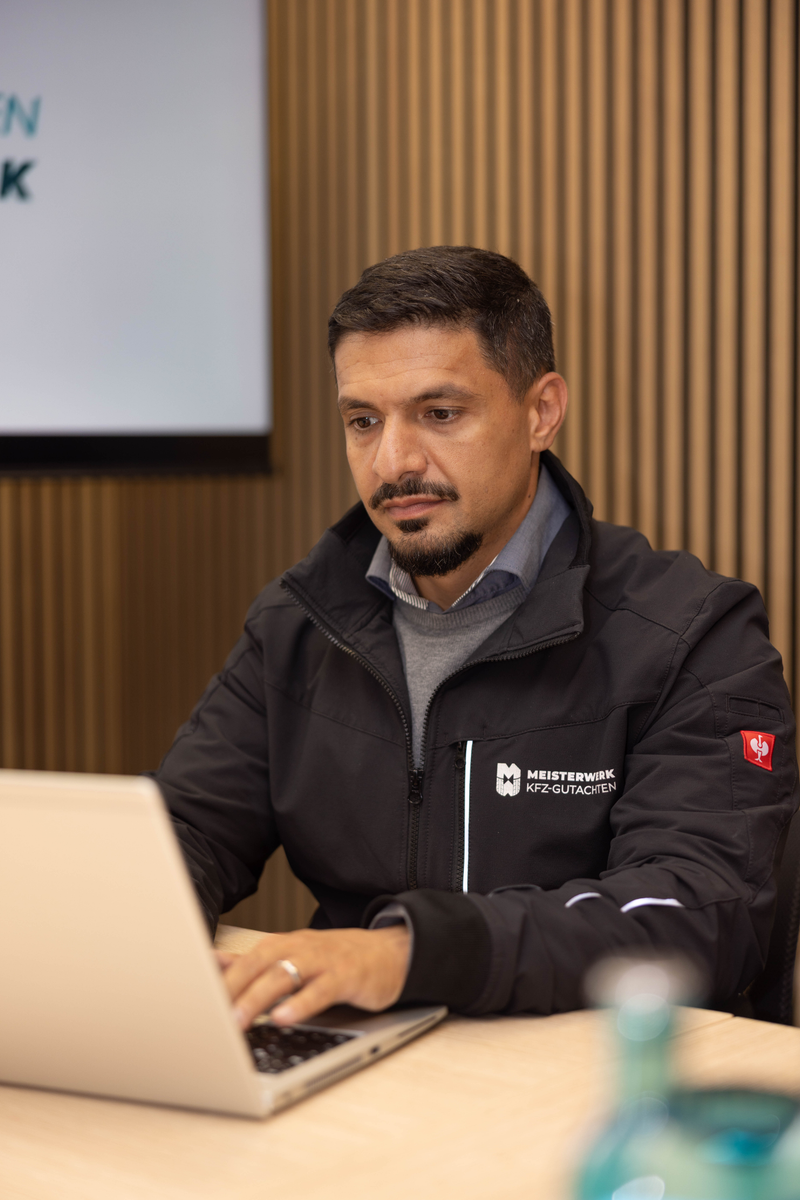 Hamed arbeitet konzentriert am Laptop