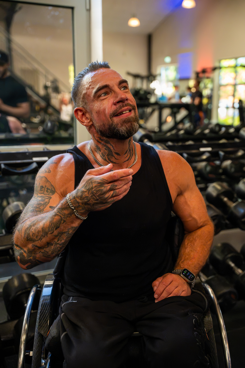 Kim-Andre Brüske erzählt und gestikuliert im Fitnessstudio
